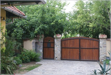 Bontott tégla-kő kerítés, és térburkolás (persze ott ahol az előző)