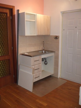 Ismét egy konyhabútor, modernebb, de a fotón csak félkész állapotban.