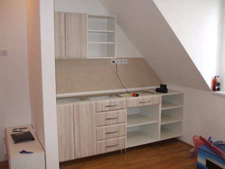 Egyszerű konyhabútor vákuumfóliázott ajtófrontokkal.