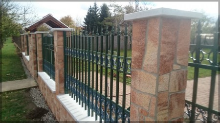 Delappal burkolt kerítés