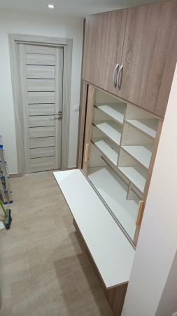 Kihúzható munkalappal, és redőnyös középajtóval